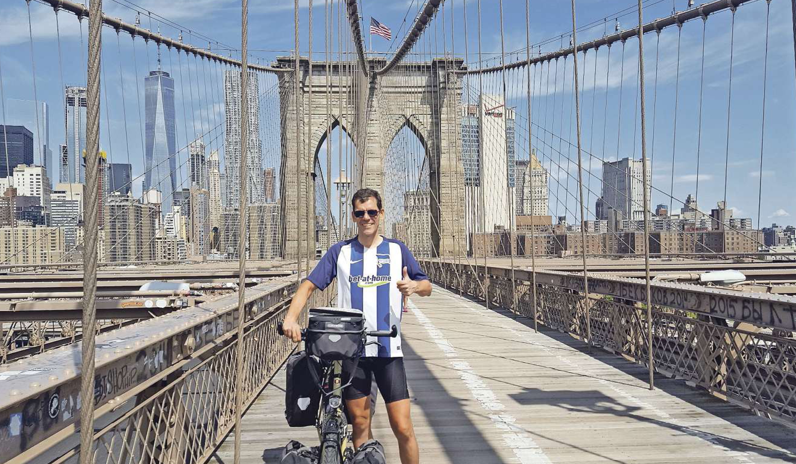 Nach 5.202 Kilometern Quer durch die USA: Jörg Lohmar auf der Brooklyn Bridge, New York.