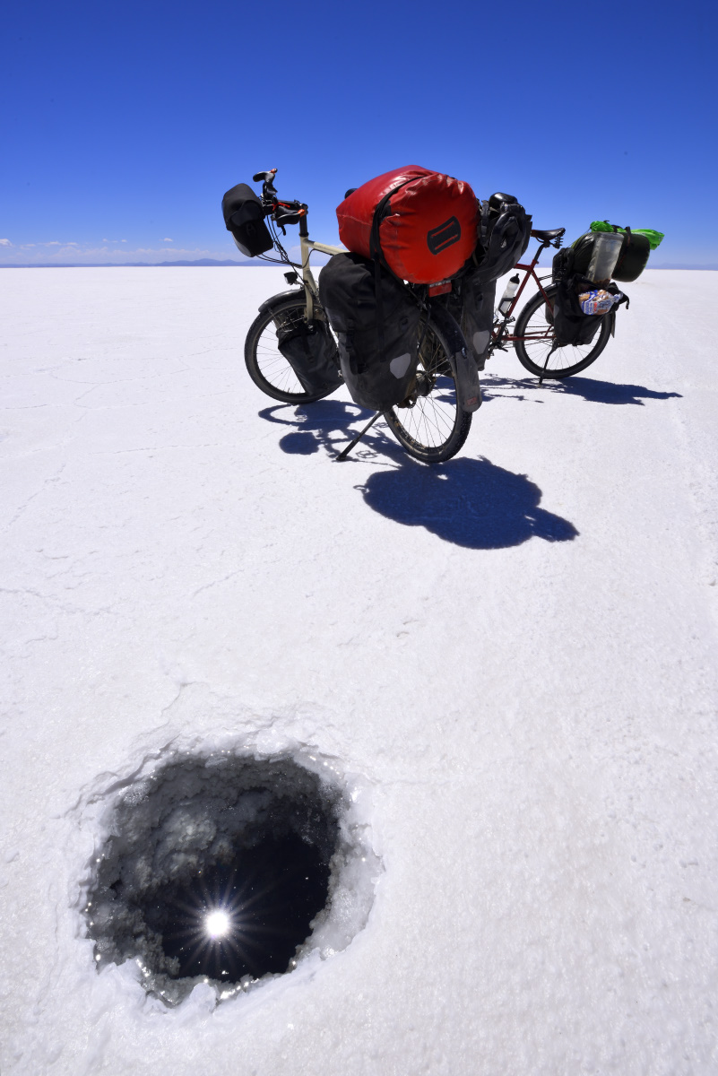 Der Uyuni-See ist der größte Salzsee der Welt - er ist befahrbar, gelegentlich gibt es aber Pfützen oder Löcher, in denen das Salz einen Blick ins Wasser darunter zulässt.