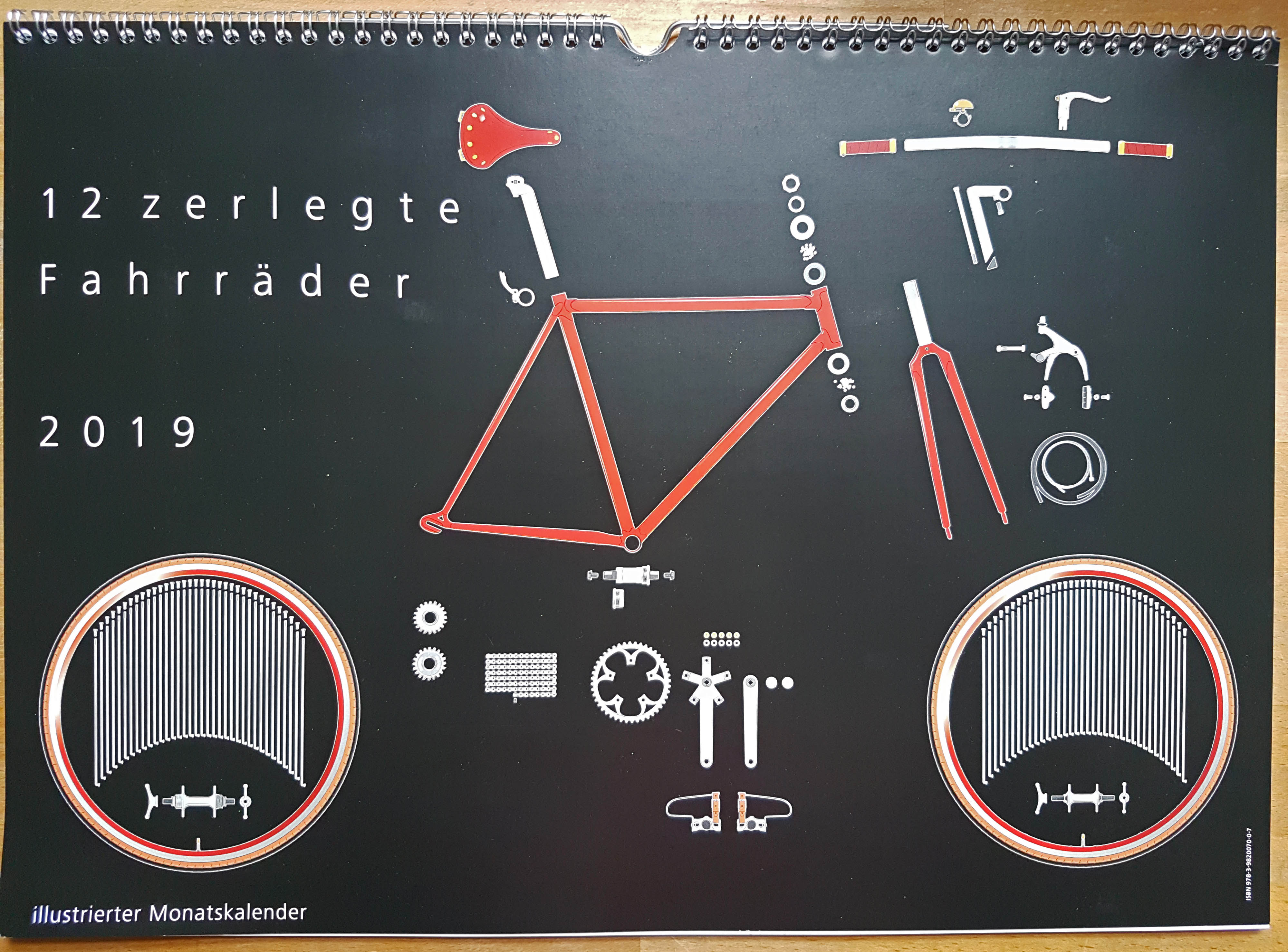Detailverliebtheit wörtlich genommen: "Der Kalender 12 zerlegte Fahrräder 2019" verbindet Fahrradwissen mit grafischer Ästhetik.