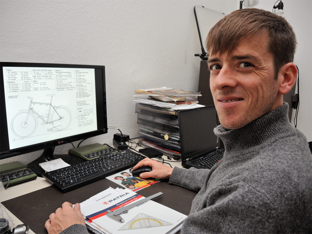 Michael Manck vor Bildschirm Geometriedaten Rahmenbau