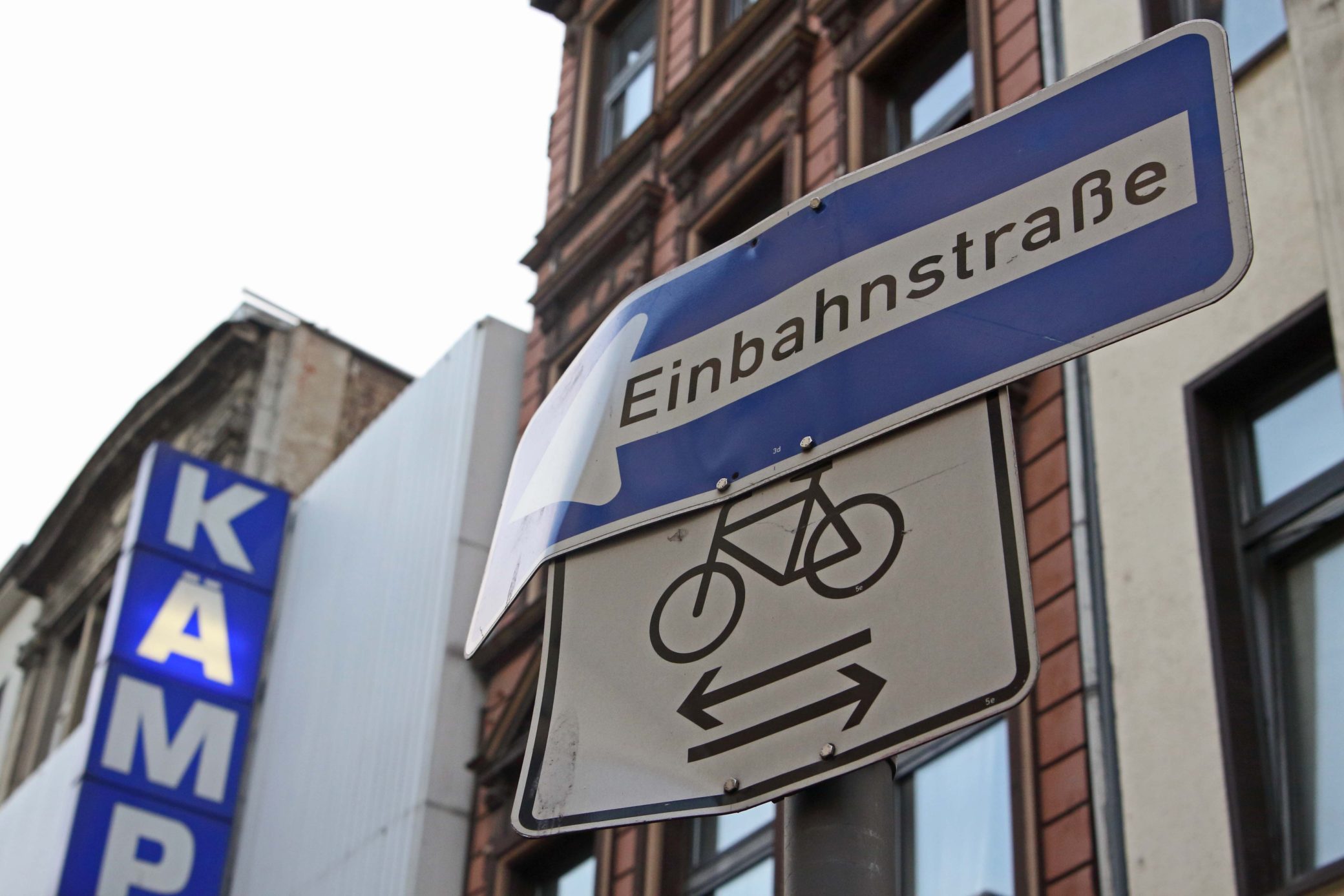 Einbahnstraße, Fahrradverkehr in beiden Richtungen. 